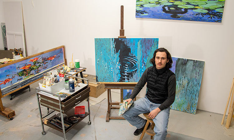 Portrait de Yoann Bac dans son atelier, photographie par Ulysse Pantel, 2023